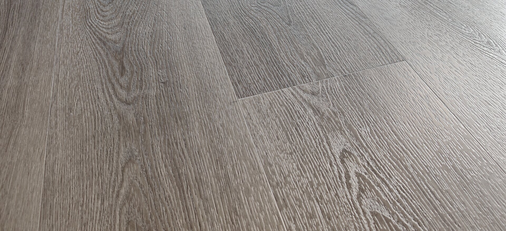 Detail povrchu – BUKOMA PREMIUM U‑CLICK XL Dub Legend Elegance, registrovaný emboss